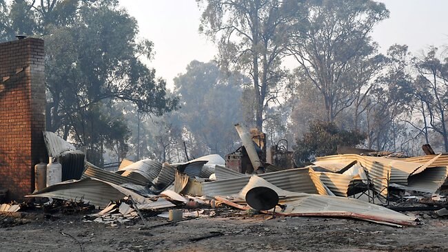 Grassfire warning contained after blaze threatens homes at Wallan ...