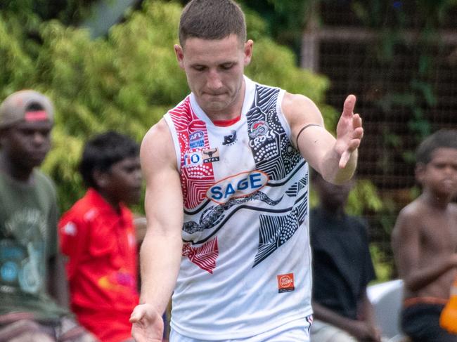 Southern Districts' James Tsitas goes short with the footy. Picture: Aaron Black/AFLNT Media.