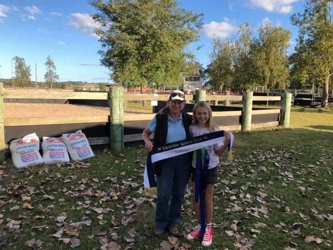 Junior Preliminary Champion Bella Touzel with Life Member Wendy Bruszewski presenting ribbon.