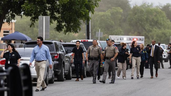 Law enforcement work the scene after a mass shooting at Robb Elementary School. Picture: Jordan Vonderhaar/Getty Images/AFP