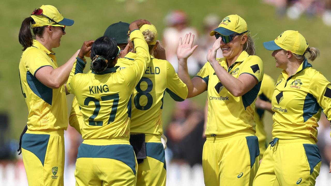 15 in a row! Aussies cruise to dominant win over NZ