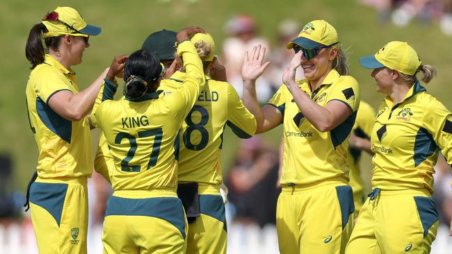 WELLINGTON, NEW ZEALAND - DECEMBER 23: Australia celebrate the wicket of Amelia Kerr of New Zealand during game three of the Women's ODI series between New Zealand and Australia at Basin Reserve, on December 23, 2024, in Wellington, New Zealand. (Photo by Hagen Hopkins/Getty Images)