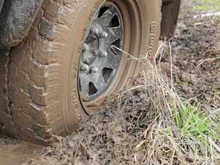 A car holding five people has been stuck in mud since yesterday near Mebbin.