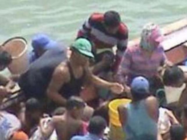 Starving Venezuelans rob a fihsing boat of its catch Twitter/@AbogadoAntonioV