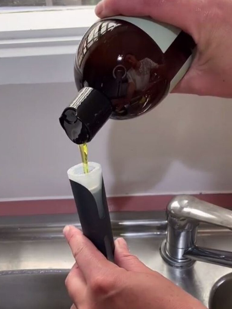 She adds dishwashing liquid into it. Picture: TikTok/thebigcleanco