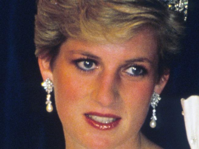 BAHRAIN -  NOVEMBER 17:  Diana, Princess of Wales wears the Spencer Tiara and a dress designed by the Emanuels at a State Banquet on November 17, 1986 in Bahrain. (Photo by Anwar Hussein/Getty Images)