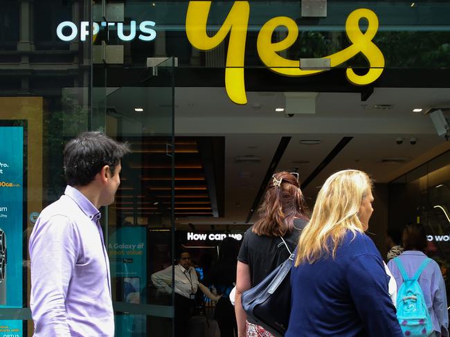 SYDNEY, AUSTRALIA: Newswire Photos- NOVEMBER 08 2023: People are seen walking past and looking inside the Optus shop on George Street in the Sydney CBD as they have a massive outage today across their network leaving thousands of customers and businesses without phone or internet service. Photo by: NCA Newswire /Gaye Gerard