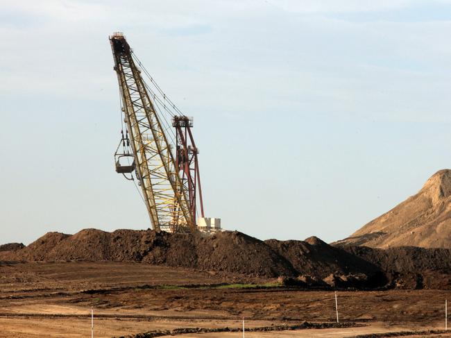 Business, mining, Coal mine central queensland, dragline, near Theodore and Moura. Generic pics CM-NEWS. 19 December 11. Photographer: Jodie Richter.