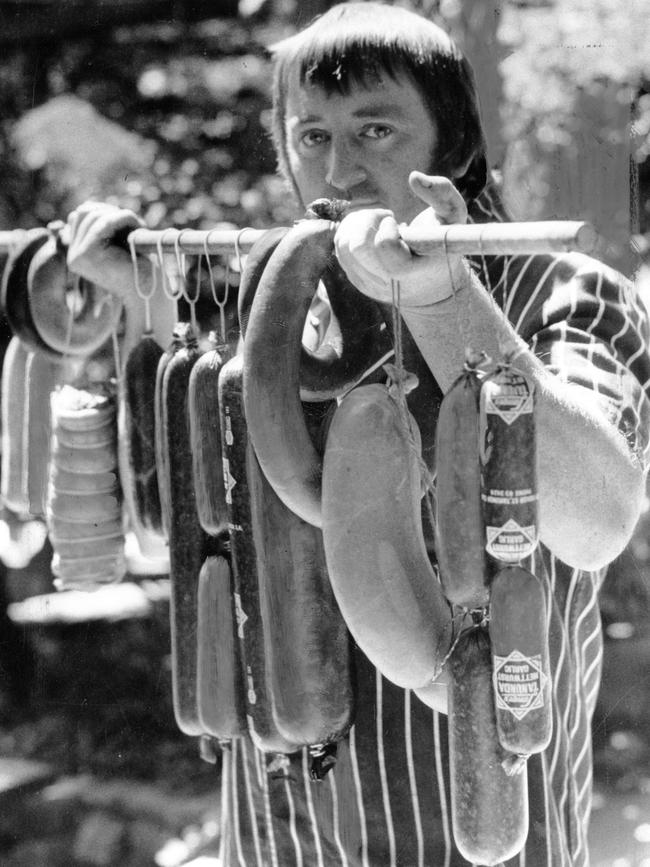 Nuriootpa butcher Reg Graetz with German wurst sausages, 1979.