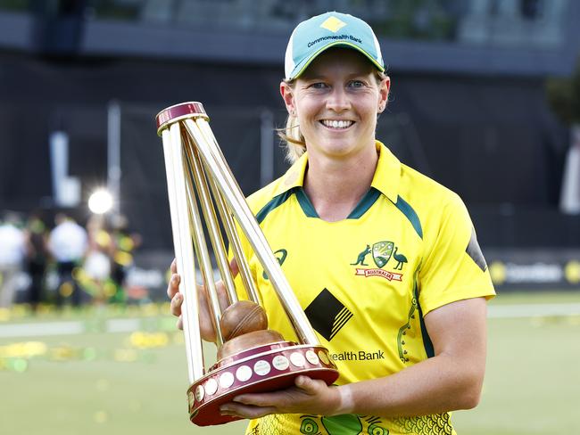 MELBOURNE, AUSTRALIA - FEBRUARY 08: Australian captain Meg Lanning poses with the Ashes series trophy after game three of the Women's Ashes One Day International series between Australia and England at Junction Oval on February 08, 2022 in Melbourne, Australia. (Photo by Mike Owen/Getty Images)