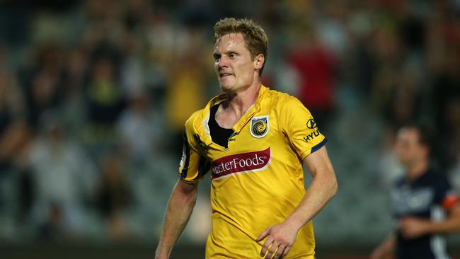 Matt Simon of the Central Coast Mariners celebrates his second goal during the round 14 A-League match between the Central Coast Mariners and the Melbourne Victory at Central Coast Stadium on January 12. (Photo by Ashley Feder/Getty Images)