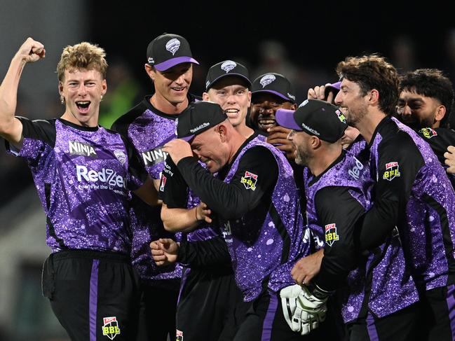 HOBART, AUSTRALIA - JANUARY 21: Riley Meredith of the Hurricanes celebrates with teammates the wicket of Moses Henriques of the Sixers during the BBL Qualifier match between the Hobart Hurricanes and Sydney Sixers at Ninja Stadium on January 21, 2025 in Hobart, Australia. (Photo by Steve Bell/Getty Images)