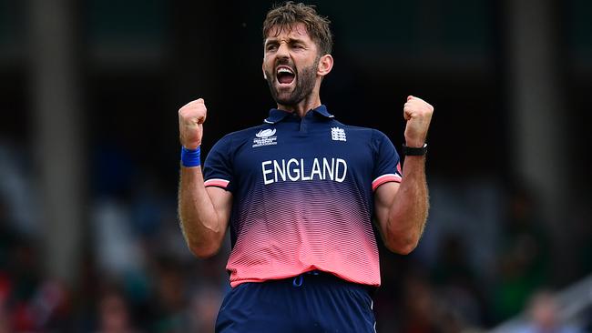 Englishman Liam Plunkett has arrived as a replacement player for Melbourne Stars.