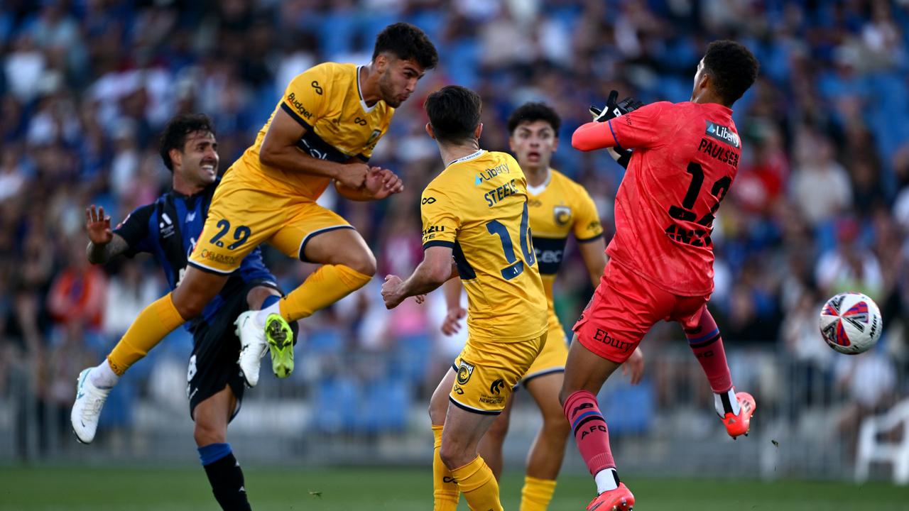 AUCKLAND, NEW ZEALAND – MARCH 16: Nicholas Duarte of the Central Coast Mariners heads the ball past Alexander Paulsen of Auckland FC during the round 23 A-League Men match between Auckland FC and Central Coast Mariners at Go Media Stadium, on March 16, 2025, in Auckland, New Zealand. (Photo by Hannah Peters/Getty Images)