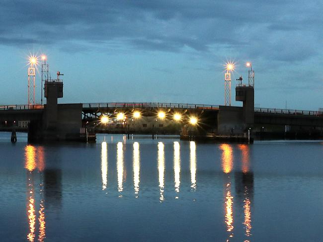 20/7/16 - Pulse Pic - File Pic - Port Adelaide at 7am - birkenhead bridgePicture Simon Cross