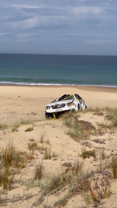 Car plummets off cliff at Maslin Beach