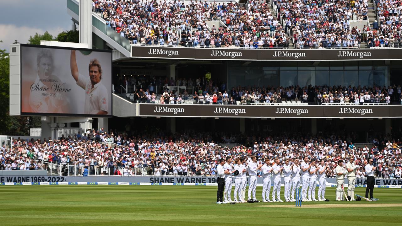 Players of England and New Zealand pay tribute to Shane Warne. Photo by Gareth Copley/Getty Images