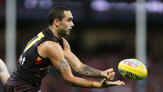 Shaun Burgoyne handballs against the Sydney Swans at the SCG. (Image: Matt King/Getty Images)