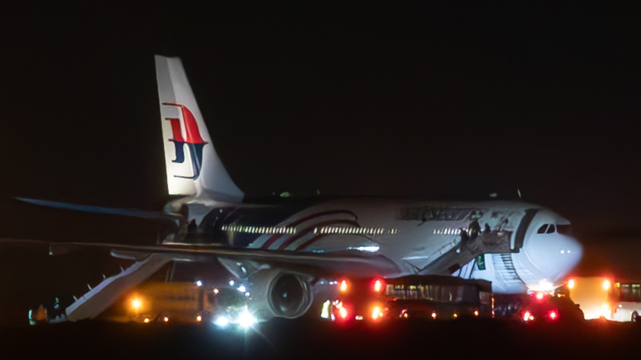 Passengers leaving the Malaysian Airlines plane that had to return to Sydney Airport. Picture: Julian Andrews