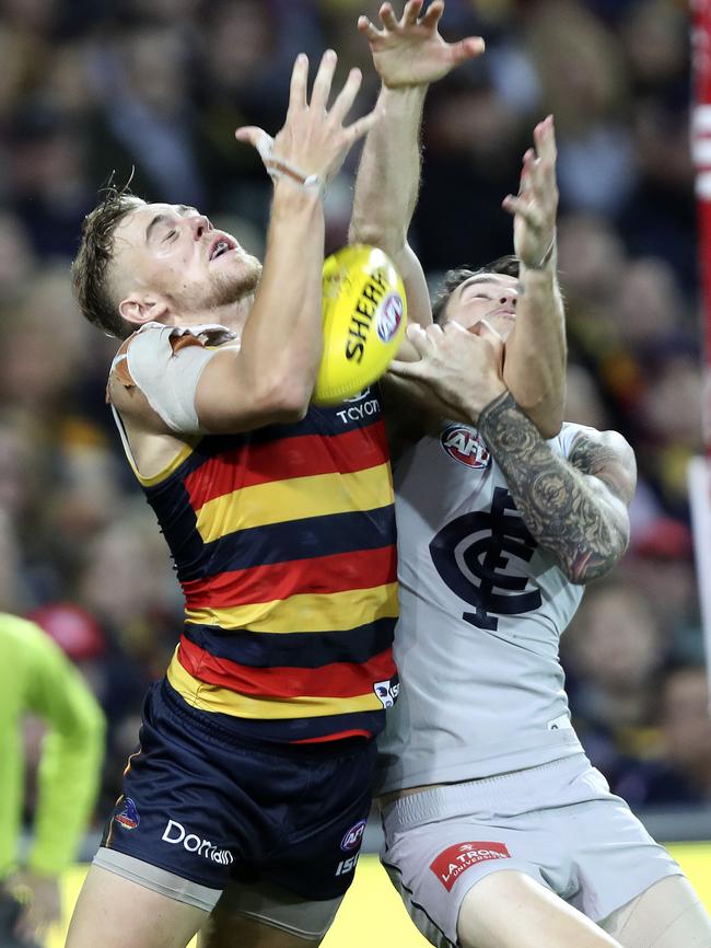 Hugh Greenwood tries to mark over Aaron Mullett. Picture: Sarah Reed