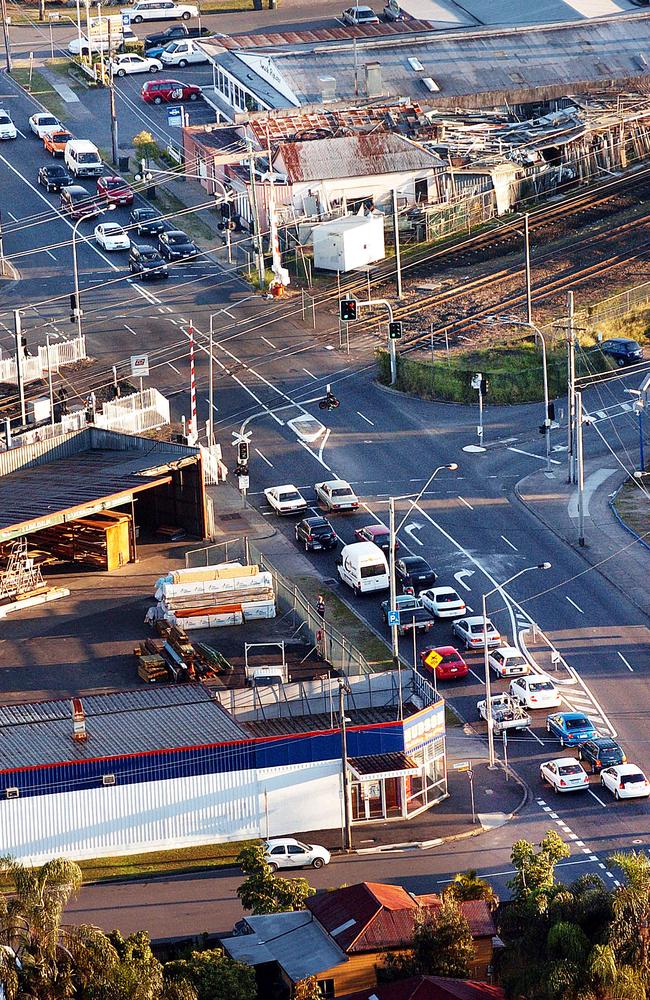 Traffic congestion at the Coorparoo level crossing