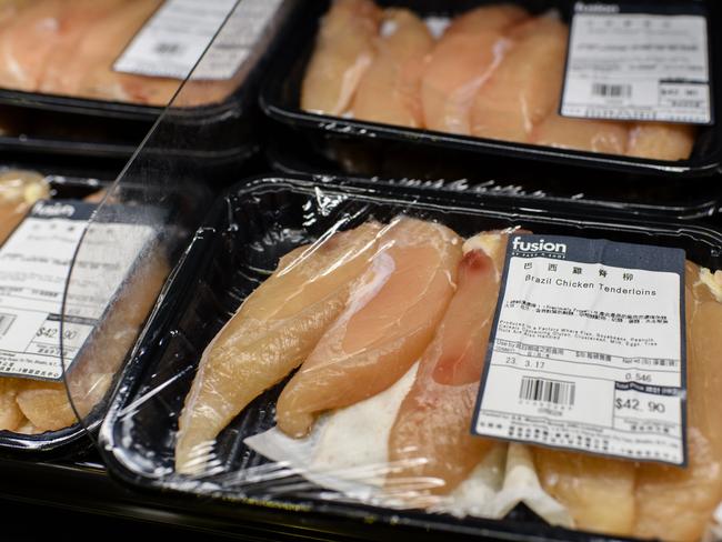 Packs of previously frozen Brazil chicken legs are seen stacked on a trolley shortly after a member of staff cleared them from the shelves of a supermarket in Hong Kong on March 21, 2017, after Hong Kong's Centre for Food Safety said it had temporarily suspended the import of frozen and chilled meat and poultry from Brazil. Hong Kong became the latest government to suspend imports from Brazil on March 21 in the wake of a rotten meat scandal. / AFP PHOTO / ANTHONY WALLACE