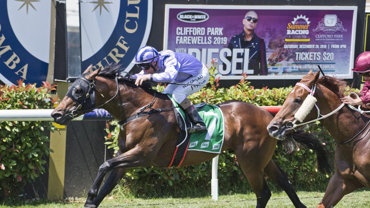 Chicago Bull and Jim Byrne hold on to win today's Clifford Park Maiden Plate from Grand Barrail (Matthew McGillivray).