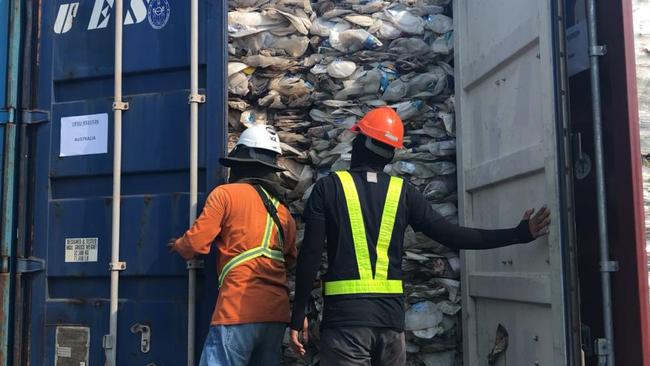 28/05/2019: Malaysia's Minister of Energy, Science, Technology, Environment and Climate Change Yeo Bee Yin shows plastic waste shipment in Port Klang, Malaysia, Tuesday, May 28, 2019. Malaysia says it will send back some 3,000 metric tonnes (330 tons) of non-recyclable plastic waste to countries including the U.S., U.K., Canada and Australia in a move to avoid becoming a dumping ground for rich nations. PIC: Amanda Hodge