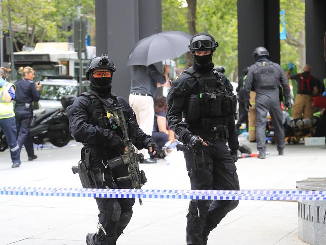 Heavily armed police arrive at the mall. Picture: Alex Coppel