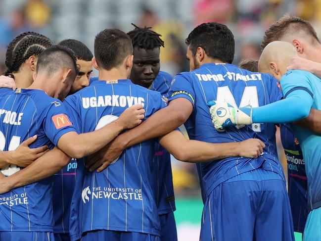 GOSFORD, AUSTRALIA - DECEMBER 31: Jets team line up during the A-League match between the Central Coast Mariners and the Newcastle Jets at Central Coast Stadium, on December 31, 2020, in Gosford, Australia. (Photo by Ashley Feder/Getty Images)
