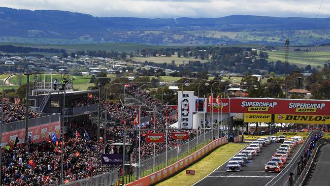 BATHURST, AUSTRALIA - OCTOBER 07: (EDITORS NOTE: A polarizing filter was used for this image.) Jamie Whincup drives the #1 Red Bull Holden Racing Team Holden Commodore ZB and David Reynolds drives the #9 Erebus Penrite Racing Holden Commodore ZB are pictured at the start of  during the Bathurst 1000, which is race 25 of the Supercars Championship at Mount Panorama on October 7, 2018 in Bathurst, Australia.  (Photo by Daniel Kalisz/Getty Images)