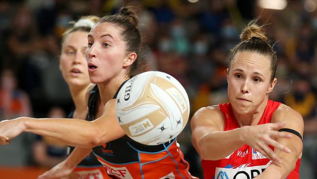 BRISBANE, AUSTRALIA - AUGUST 14: Amy Parmenter of the Giants and Paige Hadley of the Swifts compete for the ball during the Super Netball Semi-Final match between GWS Giants and Sydney Swifts at Nissan Arena, on August 14, 2021, in Brisbane, Australia. (Photo by Jono Searle/Getty Images)