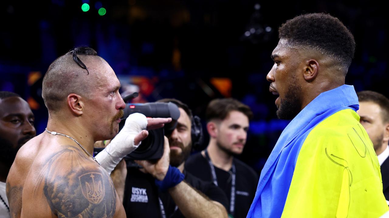 JEDDAH, ARABIA SAUDYJSKA - 20 sierpnia: Ołeksandr Usyk rozmawia z Anthonym Joshuą po walce o mistrzostwo świata wagi ciężkiej podczas bitwy o furię w Red Sea Heavyweight w King Abdullah Sports City Arena 20 sierpnia 2022 r. w Jeddah w Arabii Saudyjskiej.  (Zdjęcie: Francois Niel/Getty Images)