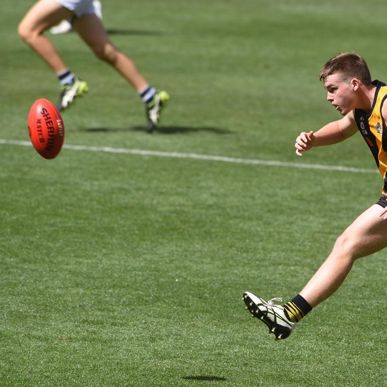 Junior under 16 Boys AFL Final between Broadbeach and Labrador. Labrador's Sam Mercer. (Photo/Steve Holland)