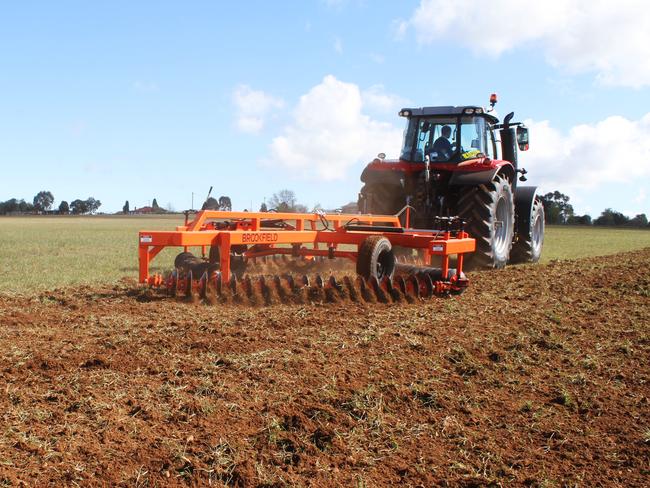 Manufactured by Cowra-based agricultural machinery supplier Brookfield, the D40 ChainBar is designed to optimise soil health and ensure all tillage needs are covered, from stubble management post-harvest and weed control during fallow through to levelling and preparing the paddock for seeding.