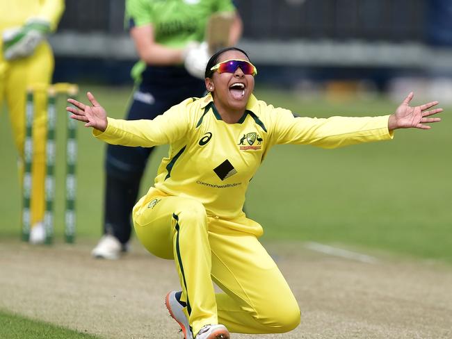 Alana King appeals for a wicket. Picture: Charles McQuillan/Getty Images