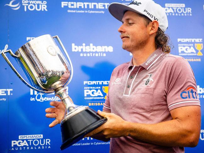 Australia's Cameron Smith admires the Joe Kirkwood Cup following his victory in the final round of the Australian PGA Championship at Royal Queensland Golf Club in Brisbane on November 27, 2022. (Photo by Patrick HAMILTON / AFP) / -- IMAGE RESTRICTED TO EDITORIAL USE - STRICTLY NO COMMERCIAL USE --