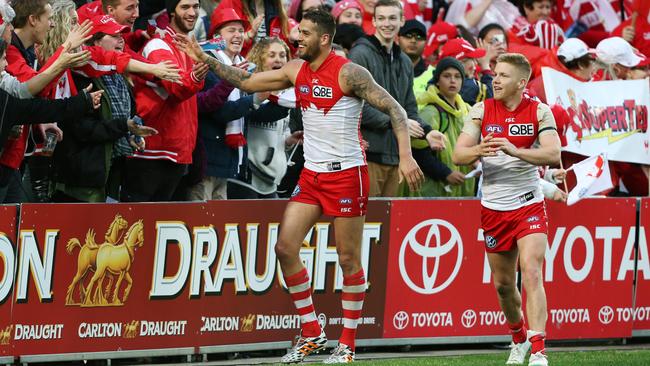 Lance Franklin thanks the crowd after Sydney’s win over Fremantle. Picture: Toby Zerna