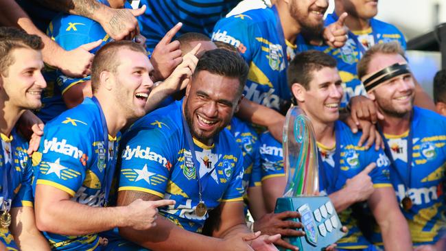 AUCKLAND, NEW ZEALAND - FEBRUARY 07: The Eels celebrates with the trophy following the final match between the New Zealand Warriors and the Parramatta Eels at the 2016 NRL Auckland Nines at Eden Park on February 7, 2016 in Auckland, New Zealand. (Photo by Phil Walter/Getty Images)