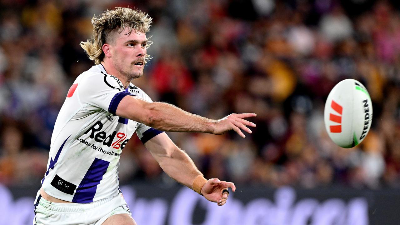 BRISBANE, AUSTRALIA - AUGUST 31: Ryan Papenhuyzen of the Storm passes the ball during the round 27 NRL match between the Brisbane Broncos and Melbourne Storm at Suncorp Stadium on August 31, 2023 in Brisbane, Australia. (Photo by Bradley Kanaris/Getty Images)