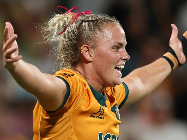 PERTH, AUSTRALIA - JANUARY 26: Heidi Dennis of Australia celebrates winning the Cup Final match between Australia and New Zealand on day three of the HSBC Perth SVNS at HBF Park on January 26, 2025 in Perth, Australia. (Photo by Paul Kane/Getty Images)