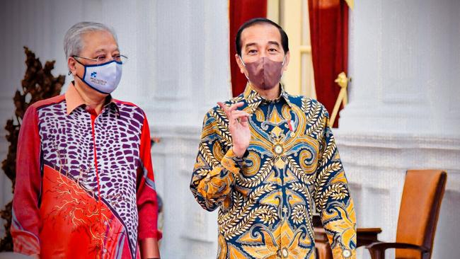 Joko Widodo (R) and Malaysian Prime Minister Ismail Sabri Yaakob in Jakarta.