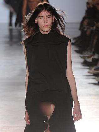 Rick Owens coloca modelos com pênis à mostra na semana de moda de Paris -  FFW