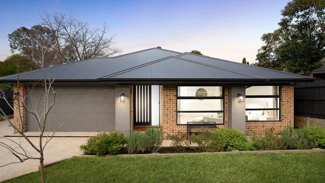 8 Morton Rd, Burwood, scored a strong result under the hammer.