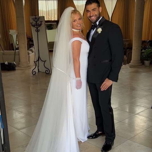 Britney’s Versace dress featured a long train and elegant veil: Kevin Ostajewski/Shutterstock/MEDIA MODE