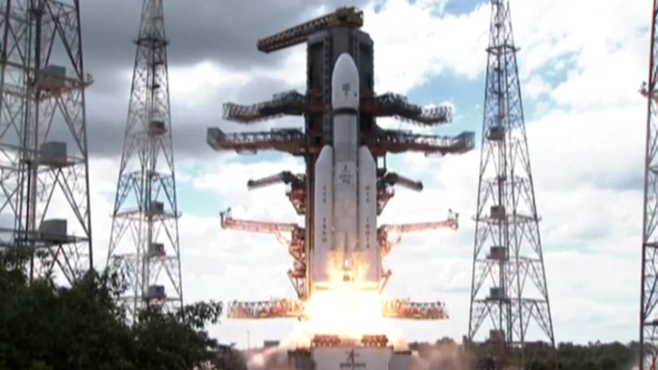 India shoots for the Moon in new mission