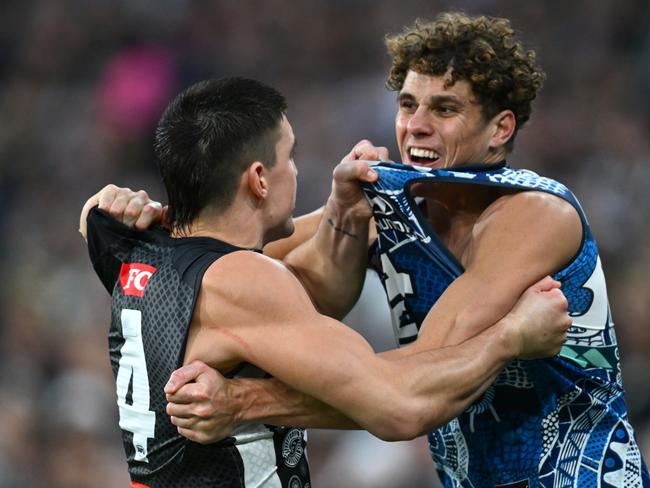 MELBOURNE, AUSTRALIA - MAY 21: Brayden Maynard of the Magpies and Charlie Curnow of the Blues wrestle during the round 10 AFL match between Carlton Blues and Collingwood Magpies at Melbourne Cricket Ground, on May 21, 2023, in Melbourne, Australia. (Photo by Quinn Rooney/Getty Images)