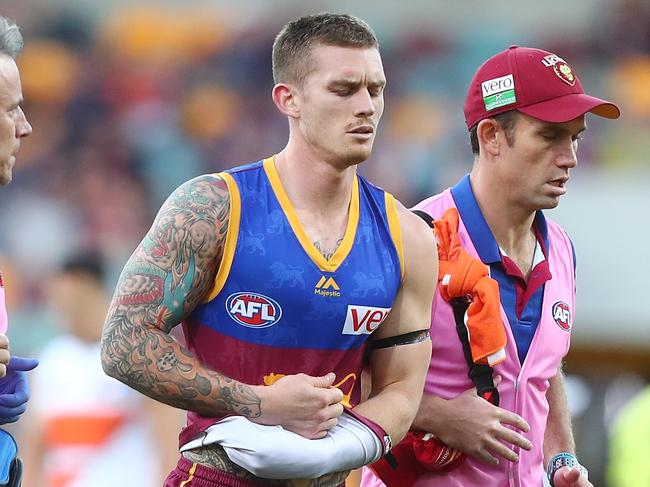 BRISBANE, AUSTRALIA - JUNE 24:  Dayne Beams of the Lions leaves the field injured during the round 14 AFL match between the Brisbane Lions and the Greater Western Sydney Giants at The Gabba on June 24, 2017 in Brisbane, Australia.  (Photo by Chris Hyde/Getty Images)