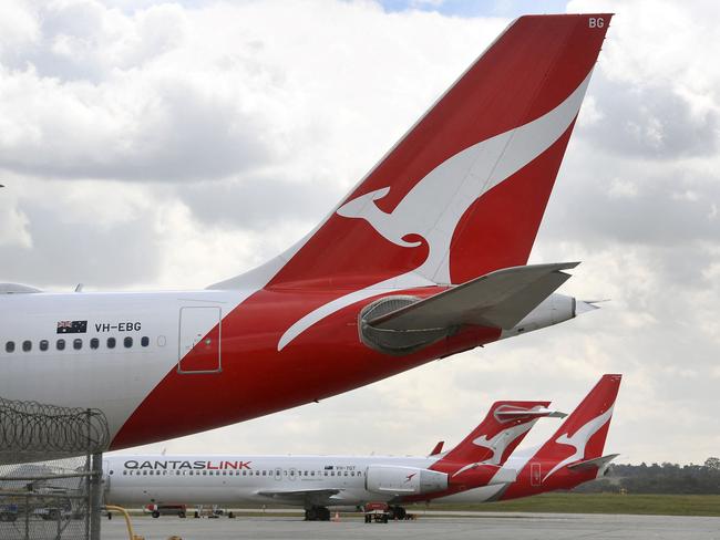 Qantas planes sit idle at Melbourne Airport on August 26, 2021 as Australian airline Qantas posted more than 1 billion USD in annual losses, after what it described as a "diabolical" year caused by pandemic travel restrictions. (Photo by William WEST / AFP)