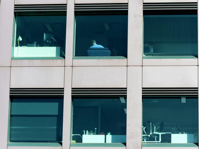 MELBOURNE, AUSTRALIA - NewsWire Photos AUGUST 03, 2021: Life returns to offices in central Melbourne after Victoria's recent lockdown. Picture: NCA NewsWire / Andrew Henshaw